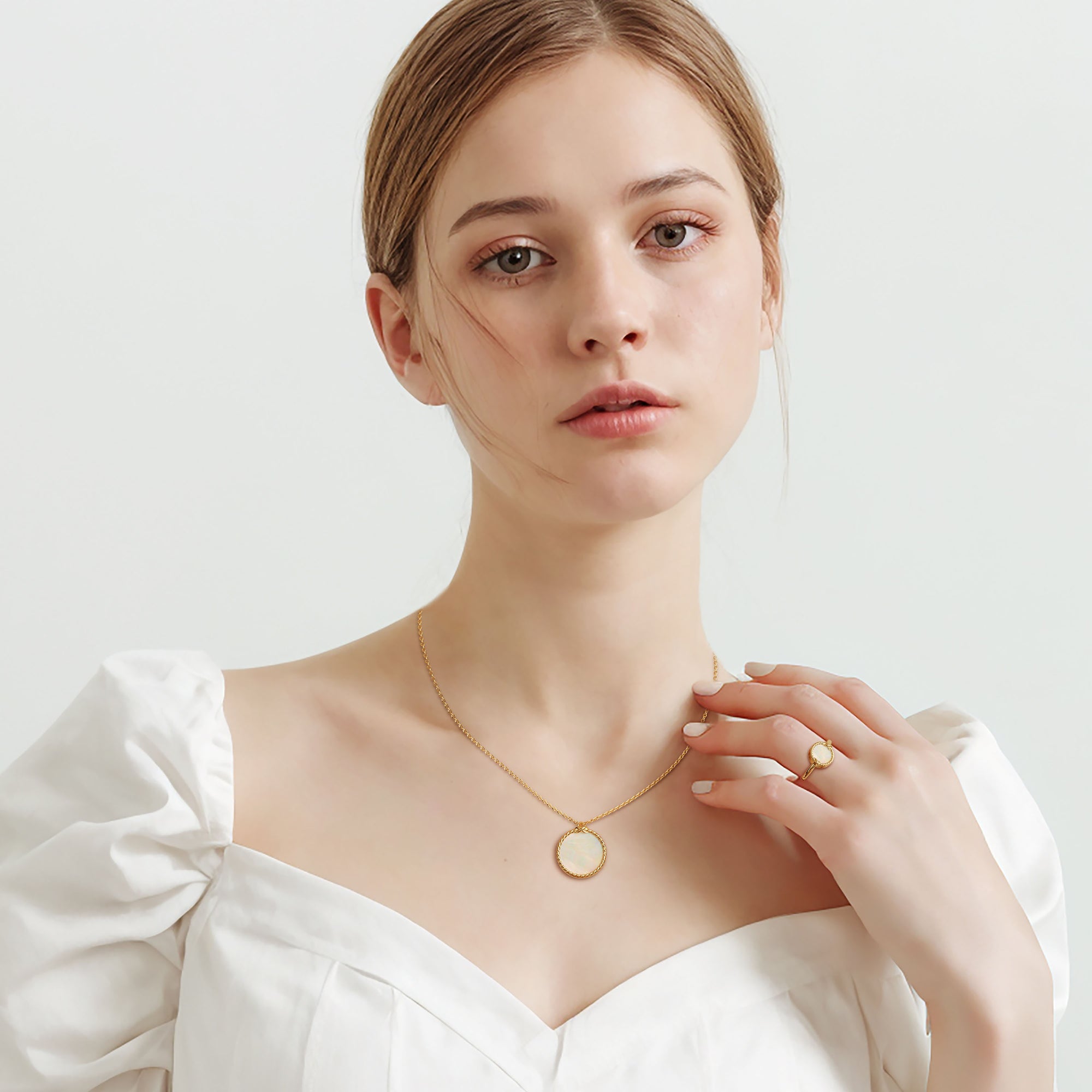 Mother of Pearl Disc Necklace - vanimy
